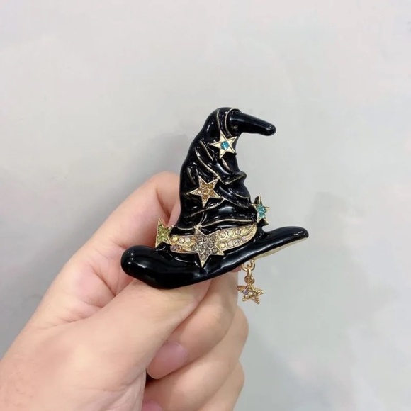 **SIGNY* Black x Rhinestone Fashion Witch Hat Brooch - Picture 3 of 4